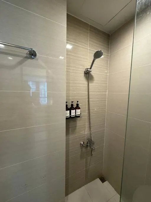 One Uptown Stylish Retro Suite 마닐라 아파트