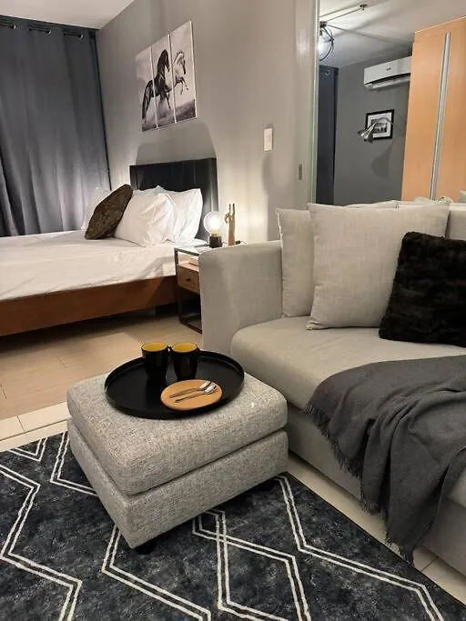 One Uptown Stylish Retro Suite 마닐라 아파트